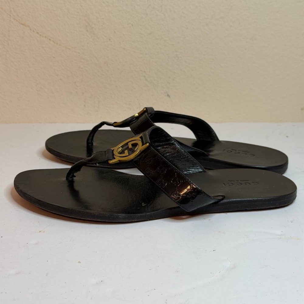 Gucci Women's Flat Thong Sandals Black Patent Leather Gold GG Logo Size 35 - Picture 4 of 10